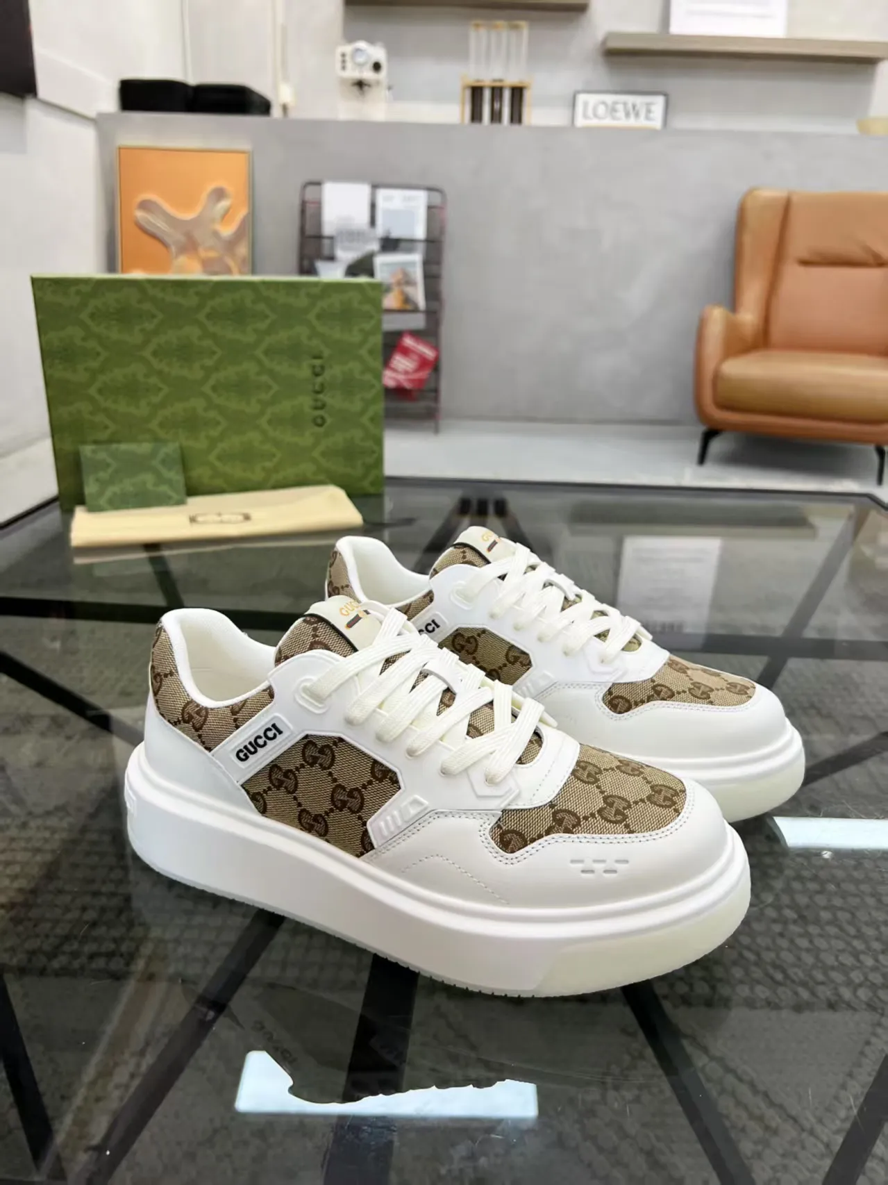 P440 new men's shoes GUCCI [Lightning] latest shoes are shipped. Original quality, fashionable, made of special materials, sheepskin lining, brand new packaging. The foot feels super comfortable and the workmanship is impeccable. Size: 38-45